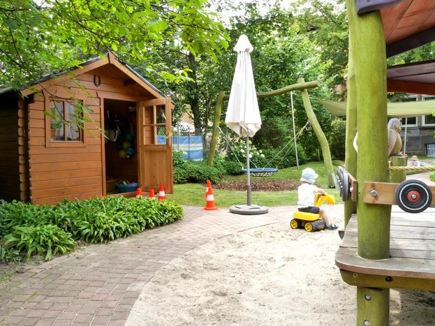 17Spielhaus2.JPG